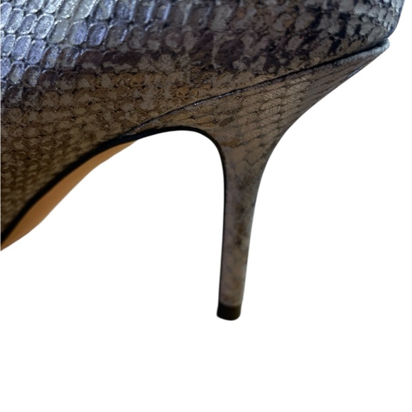 Vince Camuto Gray Snakeskin Pattern Heels, Size 7 1/2 - Picture 2 of 5